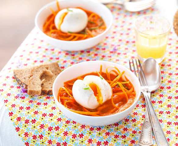 Velouté de carotte, gingembre, œuf mollet et carottes crues à l'huile d'olive