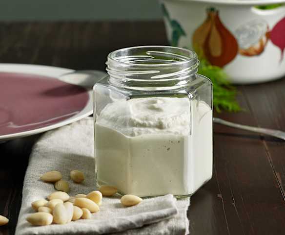 Veganská zakysaná smetana