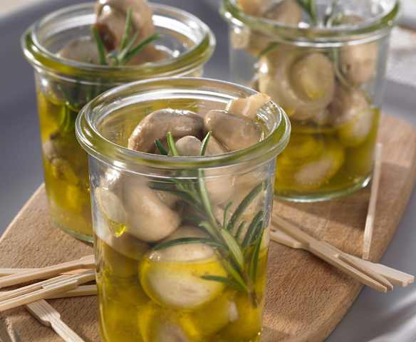 Champignons in Öl-Wein-Rosmarin-Marinade