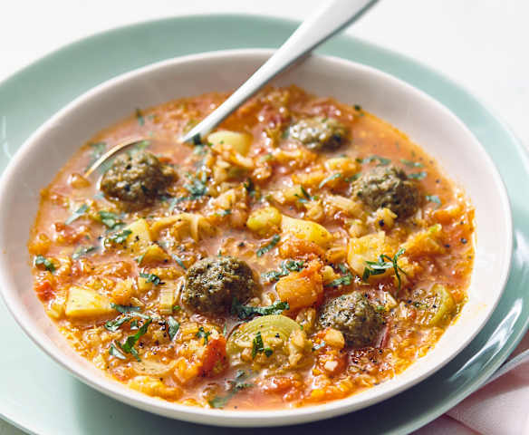 Wirsingsuppe mit Rinderklößchen