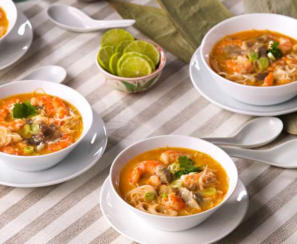 Sopa picante de coco y langostinos