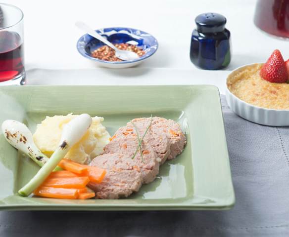 Rollo de carne con verduras, papas y flan de coco