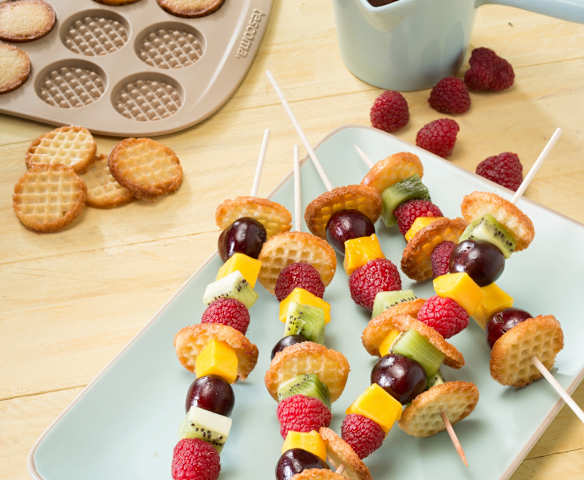 Brochetas de frutas con minigofres crujientes