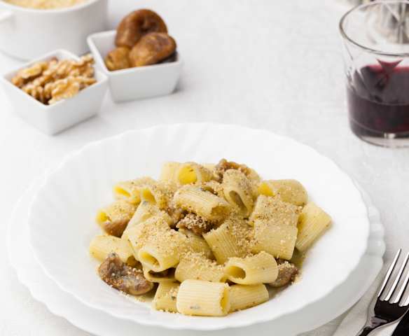 Mezze maniche con noci, gorgonzola e fichi secchi