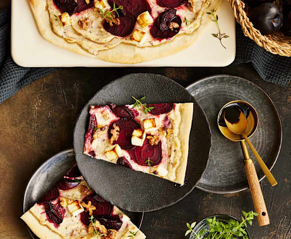Flammkuchen mit Roter Bete und Pflaumen