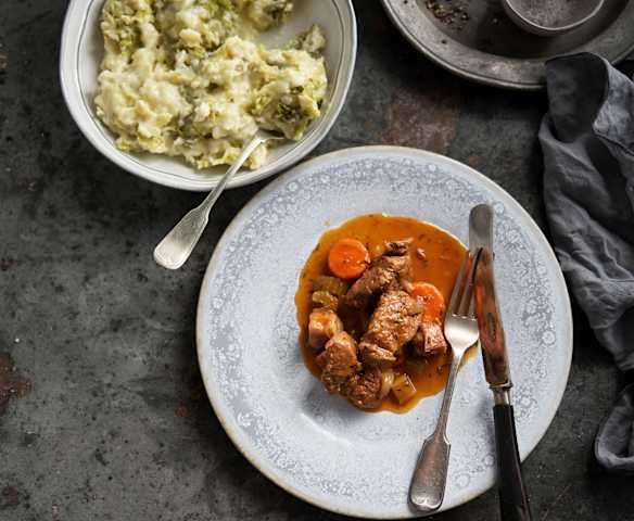 Estofado de res y cerveza con puré Colcannon en cocción lenta TM6