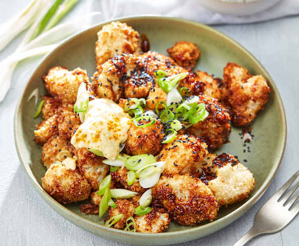 Gebackener Blumenkohl mit süßer Knobi-Glasur und Sesamdip