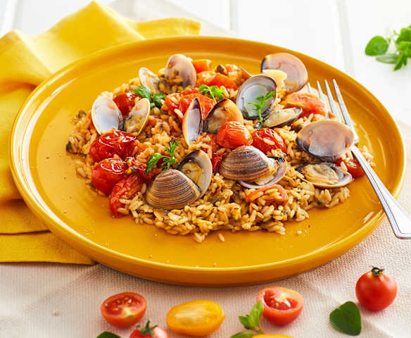 Insalata di riso integrale con vongole e pomodorini