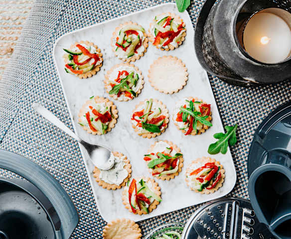 Minitartelettes fines au concombre et poivron