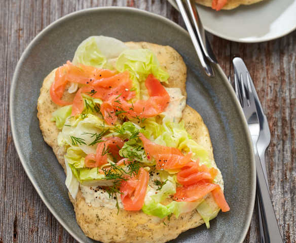Langos mit Senfcreme und Räucherlachs