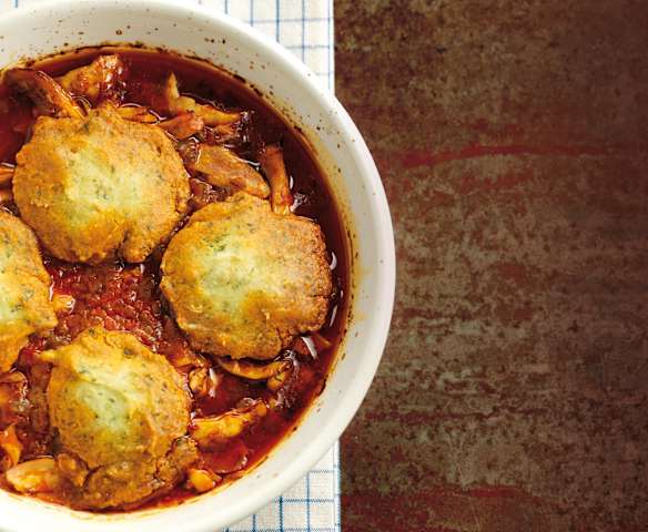 Guisado de frango com scones de milho