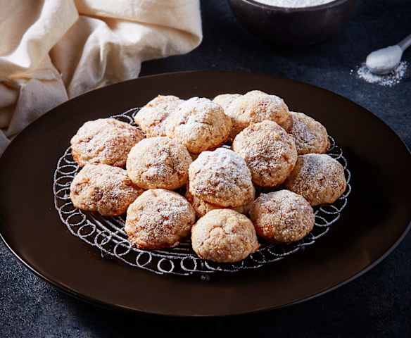 Galletas de Amaretti con nuez y chabacano Galletas de Amaretti con nuez y chabacano