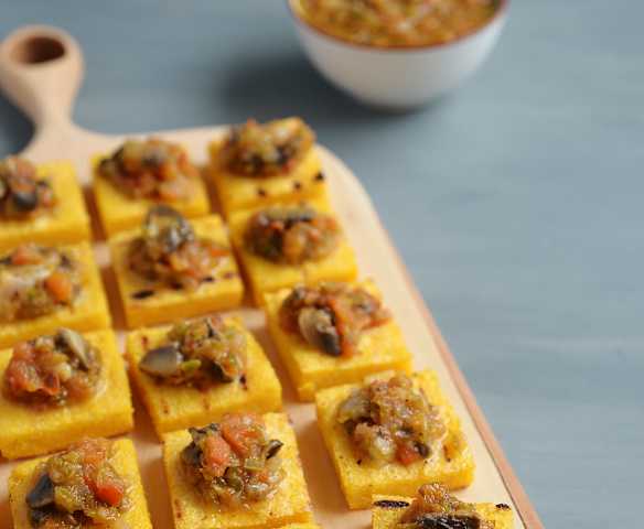 Bruscheta de polenta, hongos y morrones