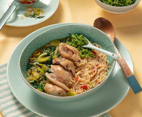 Hendl-Spinat-Bowl mit Eiernudeln