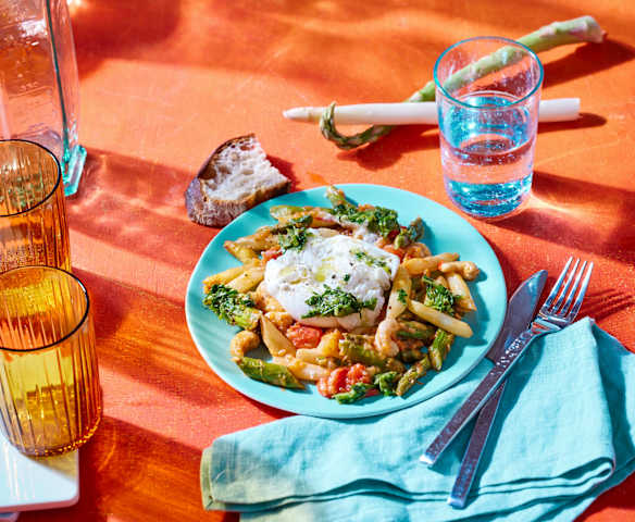 Spargel-Tomaten-Ragout mit Burrata und Kräutergremolata