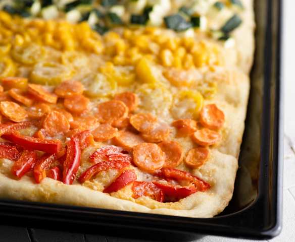 Focaccia arcobaleno con hummus e verdure