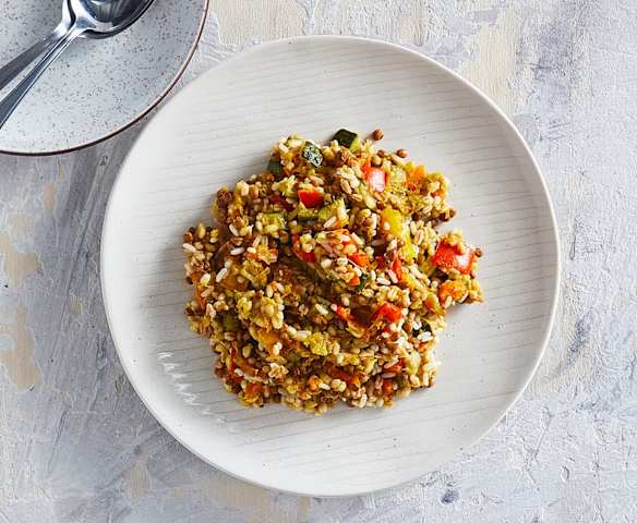 Insalata di cereali misti e verdure