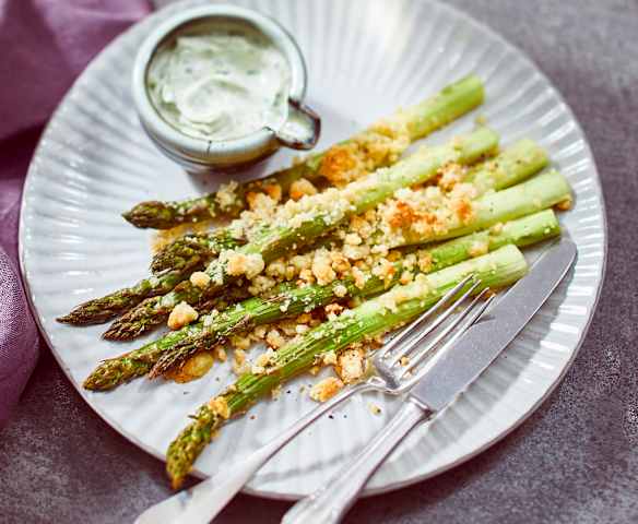Spargelcrumble mit Parmesanstreusel und Bärlauchdip