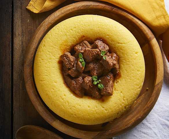 Ciambella di polenta con spezzatino a Cottura Lenta Ciambella di polenta con spezzatino a Cottura Lenta