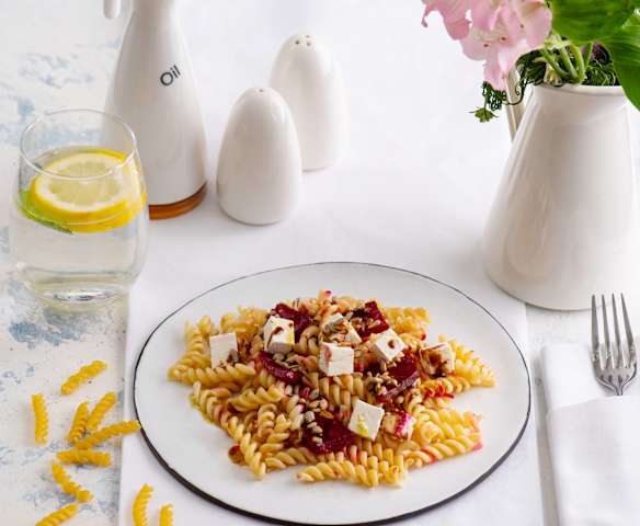 Makaron z marynowanymi burakami i serem feta