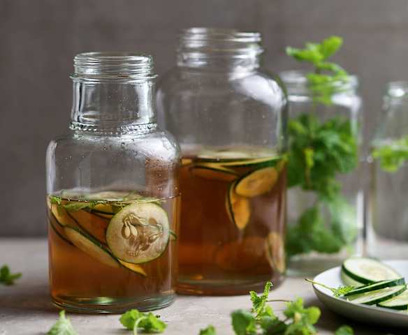 Chá verde fresco com erva cidreira e pepino