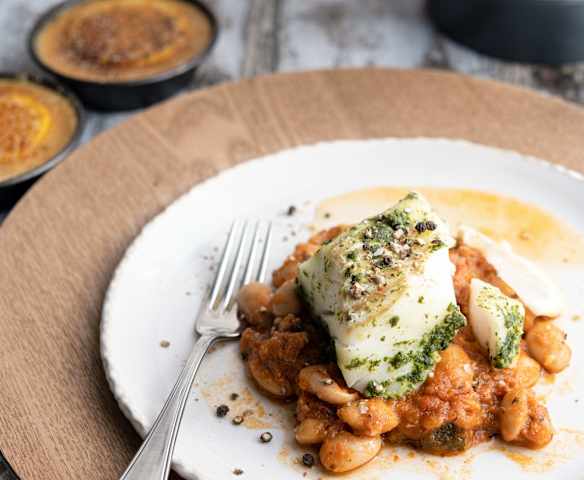 Alubias blancas con chorizo en salsa de jitomate y pescado al vapor. Natilla de naranja.