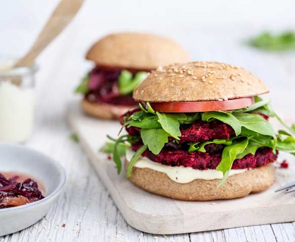 Burger à la betterave et oignons caramélisés