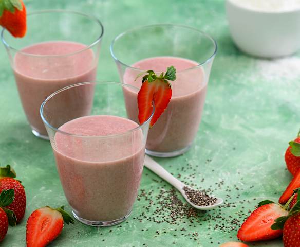 Smoothie din căpșune și iaurt de soia, cu semințe de chia și cocos Smoothie din căpșune și iaurt de soia, cu semințe de chia și cocos