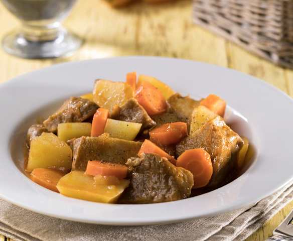 Gulasz z seitanu, ziemniaków i marchewki