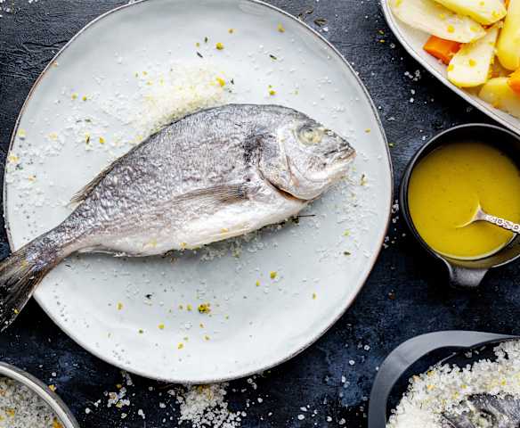 Pesce al sale con verdure e dressing all'arancia