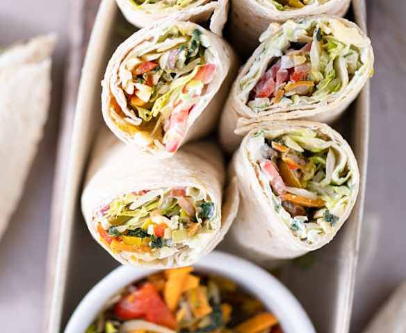 Wraps com legumes salteados e molho de ervas