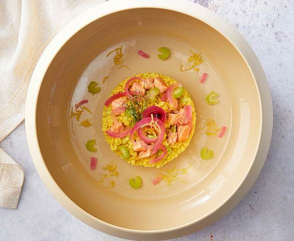 Insalata di grattini alla curcuma con salmone Insalata di grattini alla curcuma con salmone