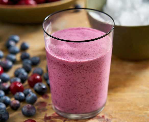 Batido de pêssego, cereja e mirtilo