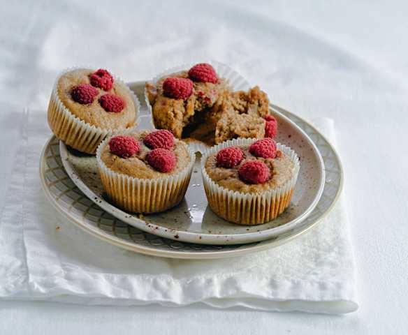 Dattel-Bananen-Muffins mit Himbeeren