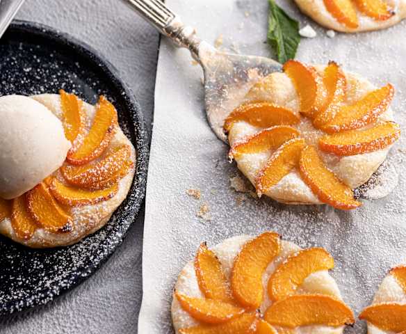 Marillen-Blätterteig-Tartelettes mit Vanilleeis