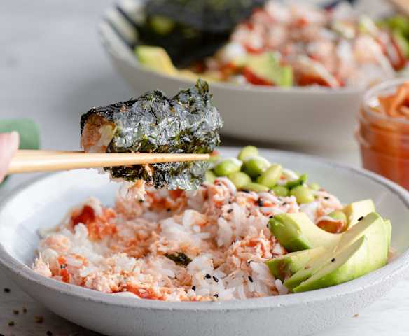 Poke bol de salmón, aguacate y alga nori