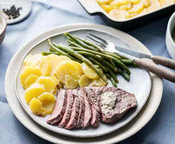 Solomillo con salsa de pimienta al vacío, judías verdes y gratén de patatas