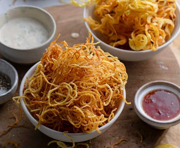 Riccioli di patate fritte con salsa all’aglio