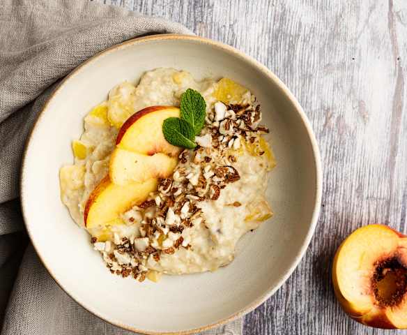 Porridge d'été aux pêches Porridge d'été aux pêches