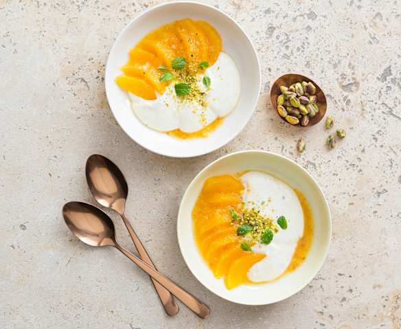 Spiced oranges and dates with yoghurt cream