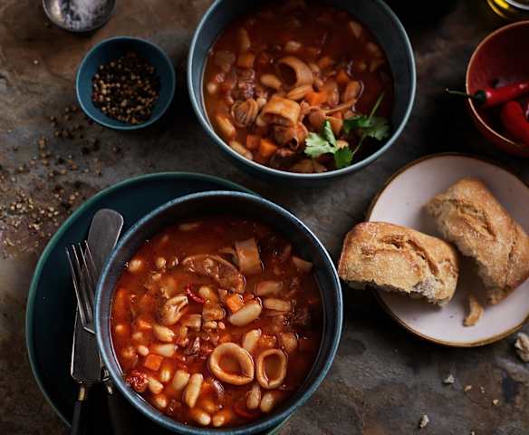 Calamari con chorizo e fagioli a Cottura Lenta Calamari con chorizo e fagioli a Cottura Lenta