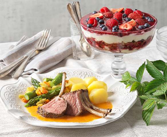 Menü: Lamm mit Rosmarinsauce, Gemüse der Saison, Cookie-Beeren-Trifle