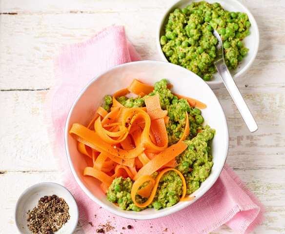 Möhrennudeln mit Erbsensauce