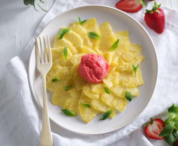 Ananas-Carpaccio mit Erdbeersorbet