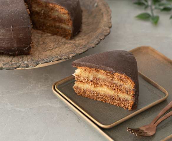 Καρυδότουρτα με αμυγδαλωτό