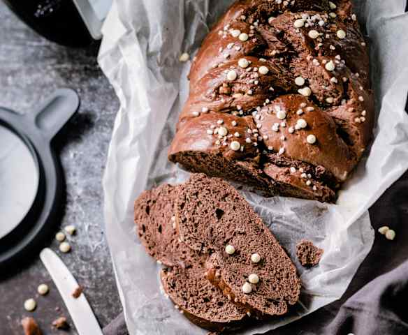 Brioche en cocotte, cacao et pépites de chocolat blanc