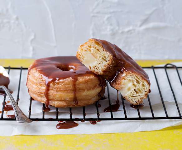 Cronuts con salsa de toffelate Cronuts con salsa de toffelate