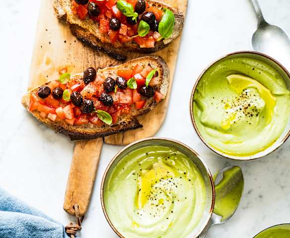 Velouté d’avocat au lait de coco, tartines de tomates aux olives