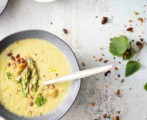 Crema de verduras y ortigas con granola Crema de verduras y ortigas con granola