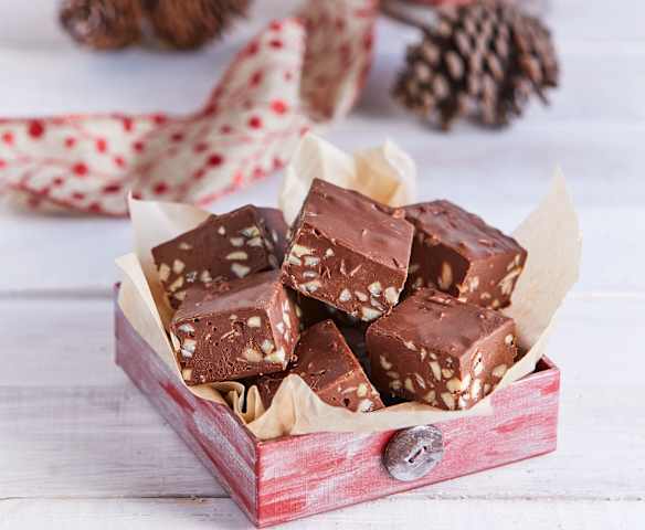 Quick Chocolate Almond Fudge